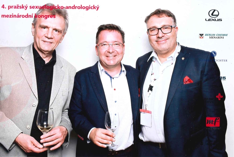 Na fotce vlevo přednosta Gyn. Por. Kliniky FN MU Brno Prof. MUDr. Pavel Ventruba, DrSc., MBA., vpravo prezident kongresu a přednosta sexuologického ústavu FN MU Brno Doc. MUDr. Michal Pohanka, PhD.